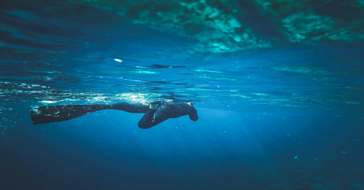 spearfisherman-diving-blue-ocean