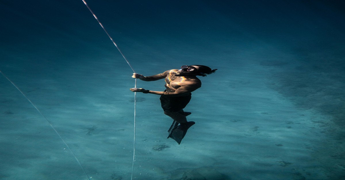 spearfishing-equalization-diver-descent