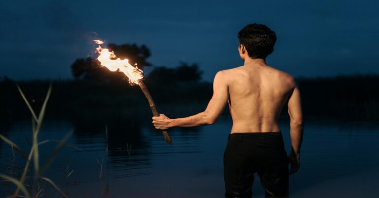 spearfishing-torch-night-underwater