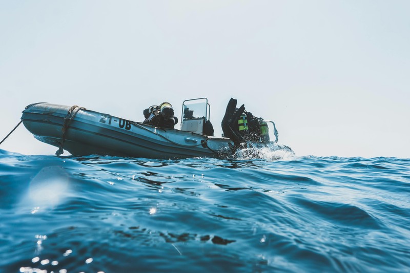 How to Use a Dive Float to Signal Your Position While Spearfishing - using spearfishing dive float